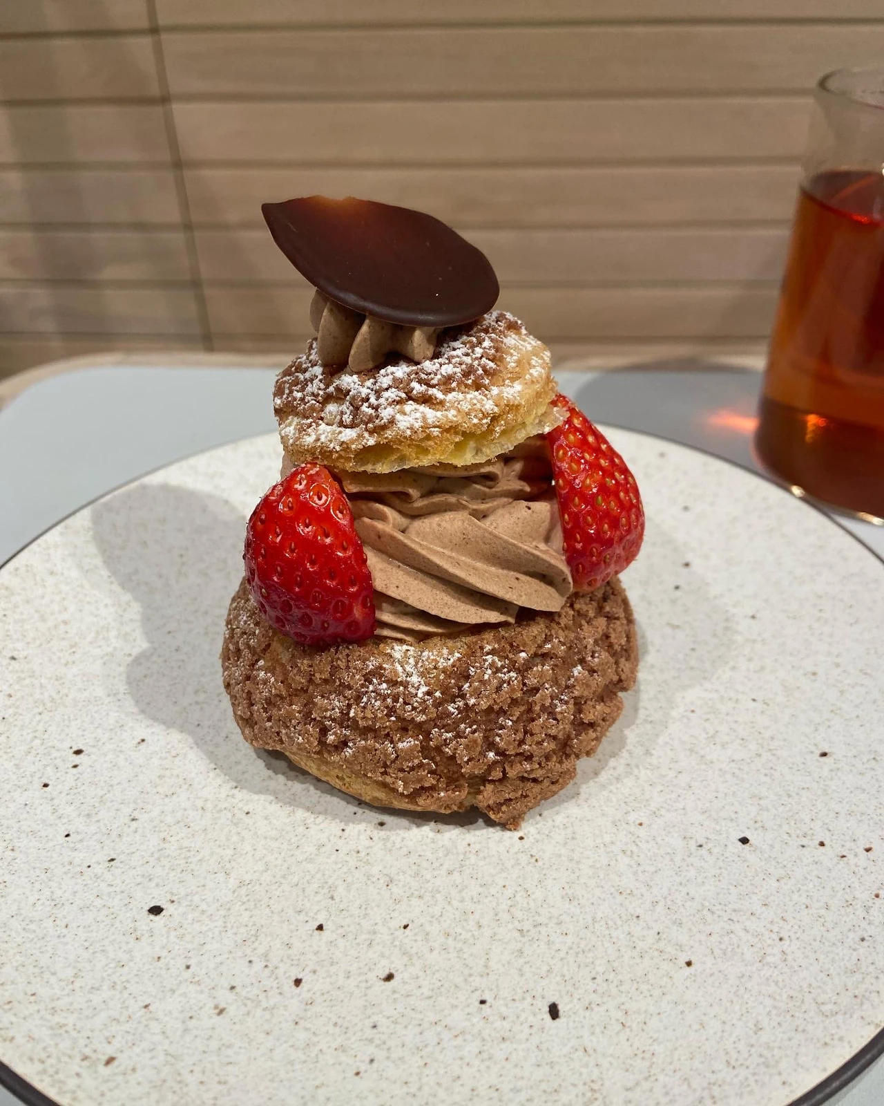 渋谷駅直結 ころんとかわいいチョコレートのクッキーシュークリーム Cafemaruが投稿したフォトブック Lemon8