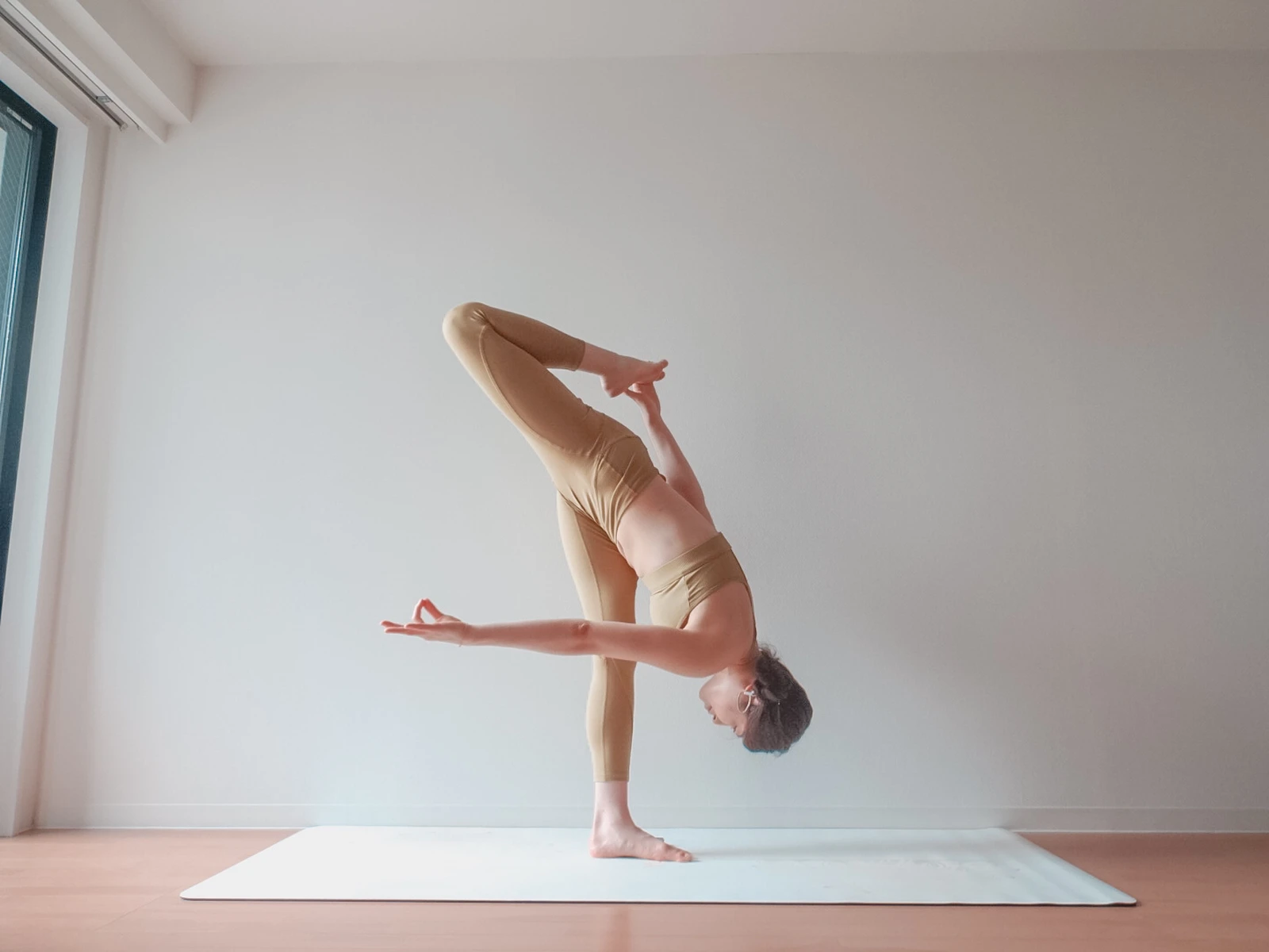 片足立ちの美しいヨガポーズ Yogaloverが投稿したフォトブック Lemon8