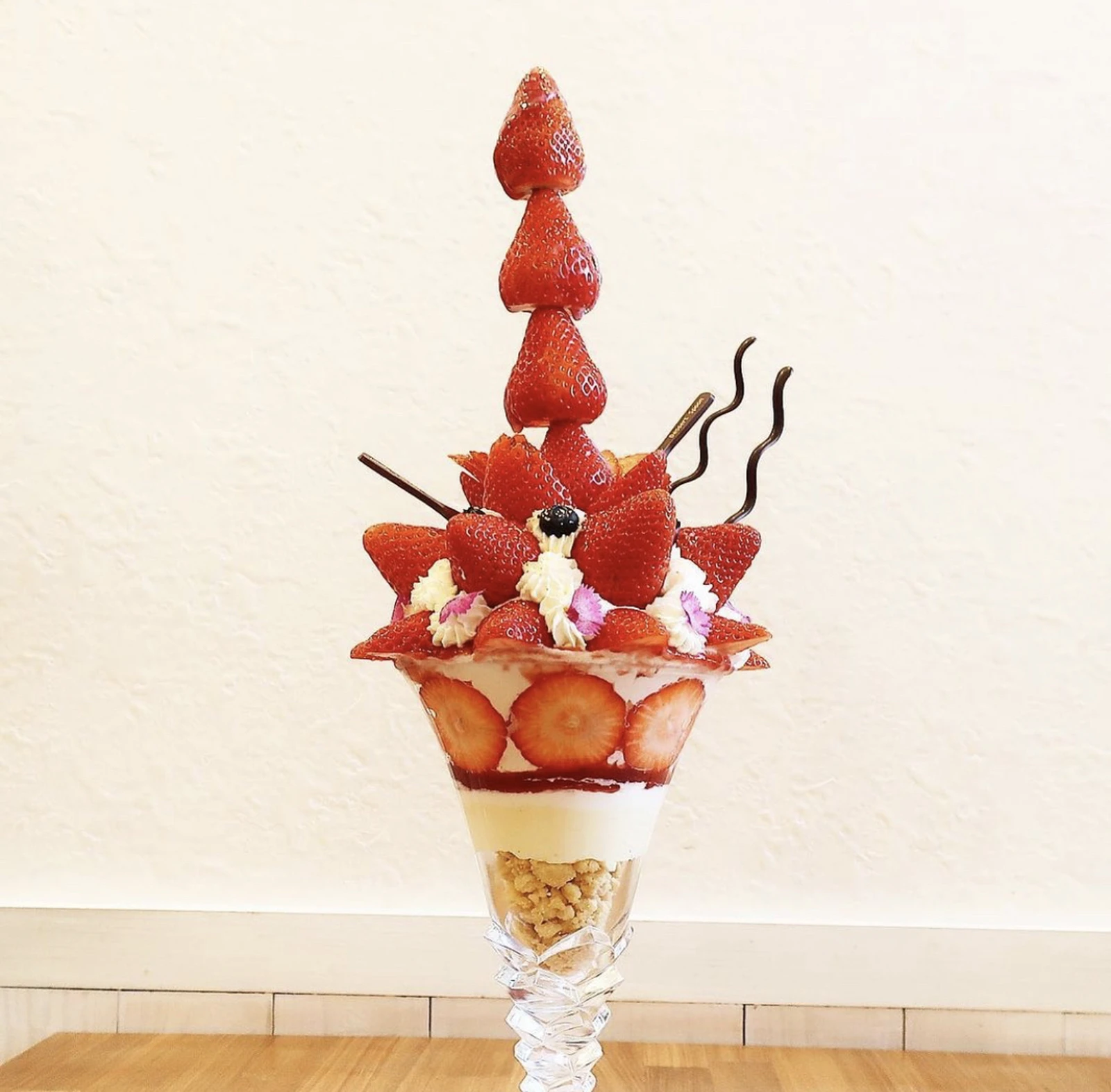 大阪 心斎橋にそびえたつ苺タワーパフェ デパ地下のまおさんが投稿したフォトブック Lemon8