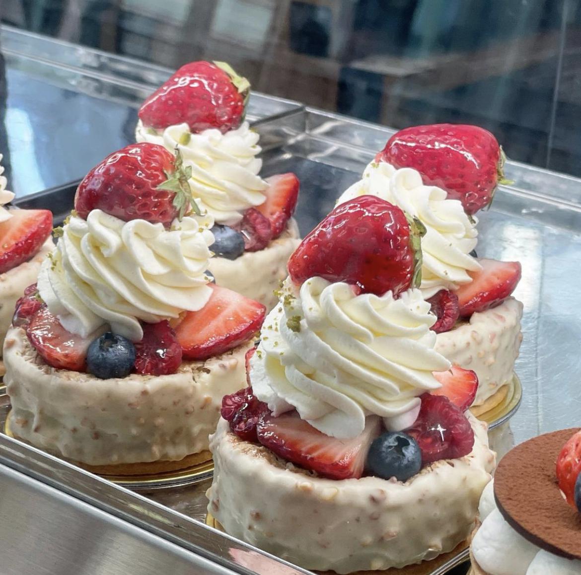 大阪梅田 大阪駅ホームから見えるカフェのケーキ達 グランカフェ デパ地下のまおさんが投稿したフォトブック Sharee