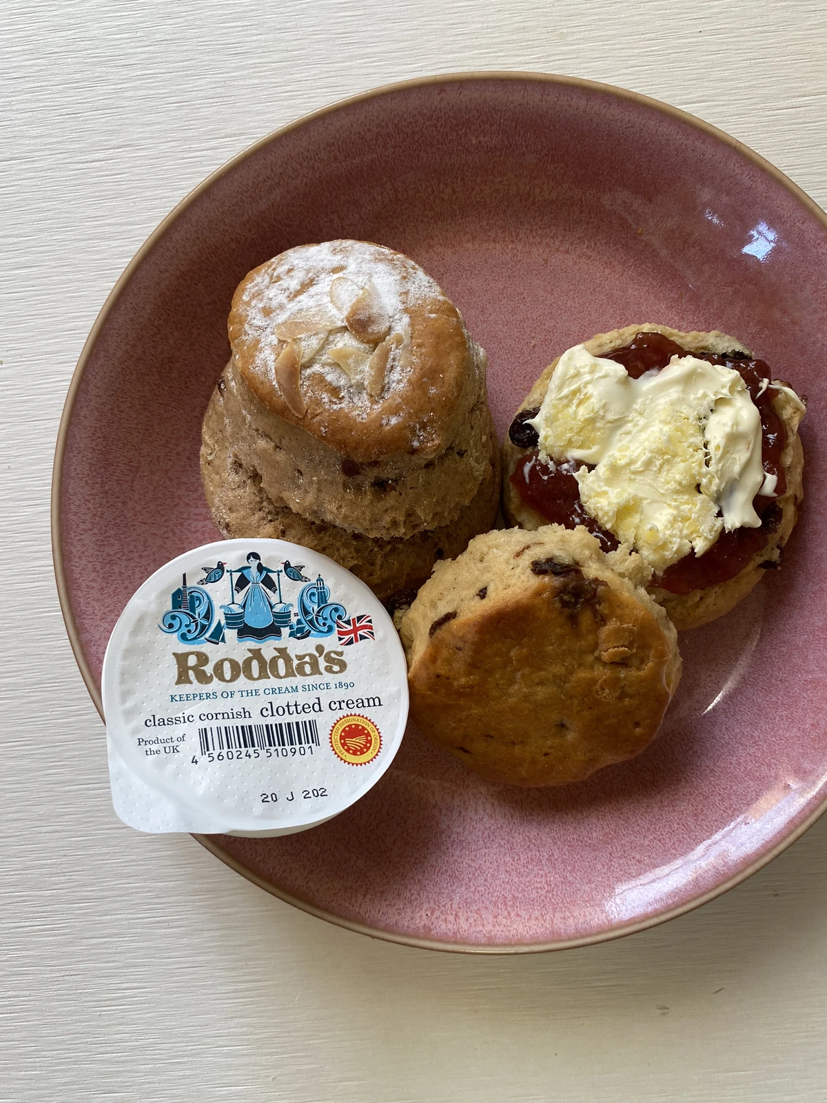 ロダス 新宿 イギリスの味を東京で味わう 美味しいクロテッドクリーム しまスイーツイラストレーターが投稿したフォトブック Lemon8