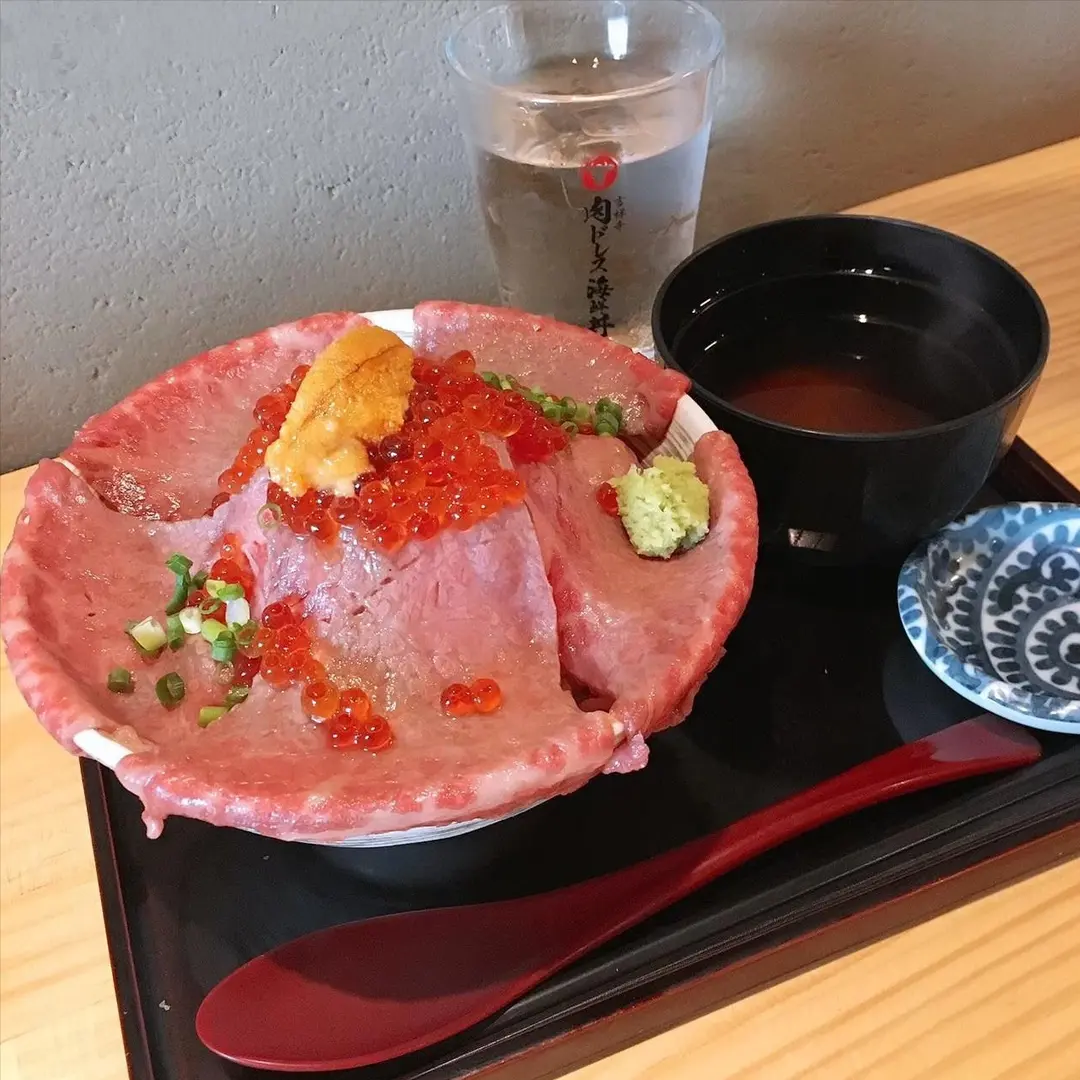 吉祥寺でお昼から贅沢するならここ！肉ドレス海鮮丼！の画像