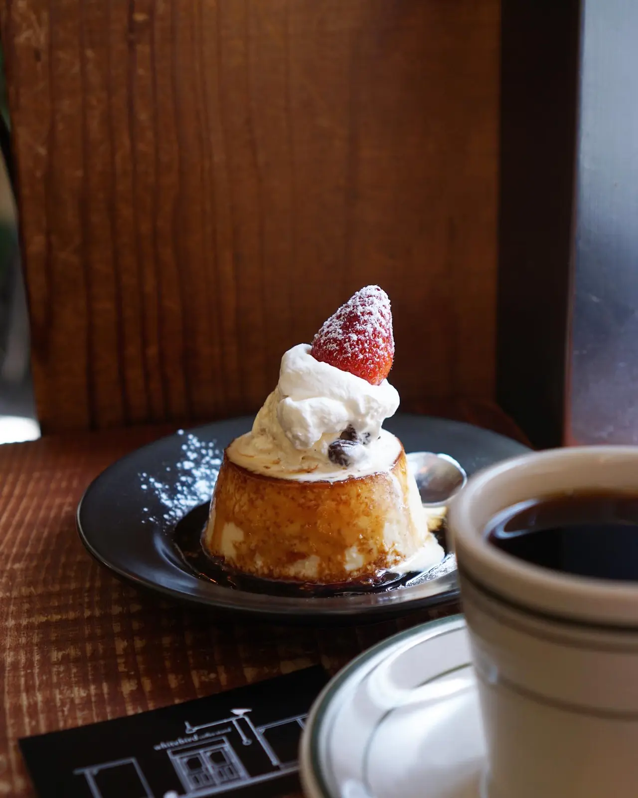 スタイリッシュなカフェでいただく人気の固めプリン 大阪 梅田 べんきちどんぶりが投稿したフォトブック Lemon8