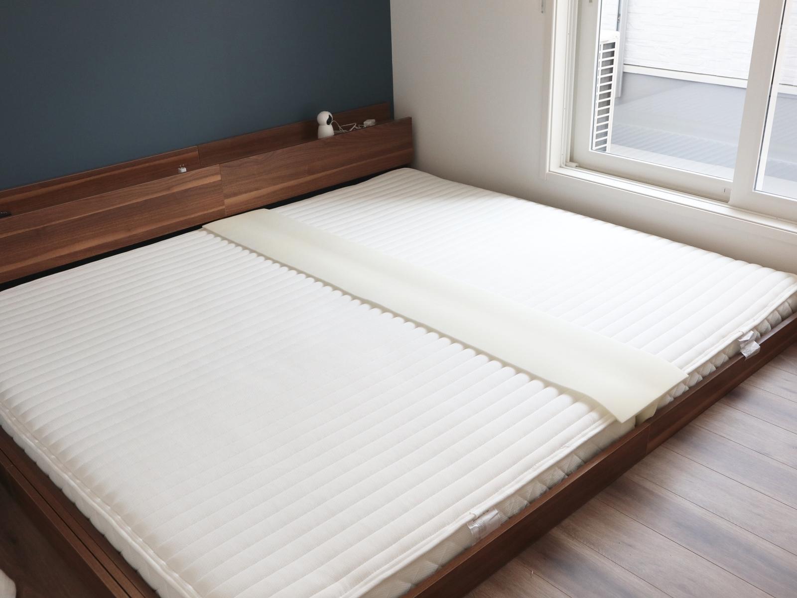 ネイビーアクセントクロスの寝室 Mika Homeが投稿したフォトブック Lemon8