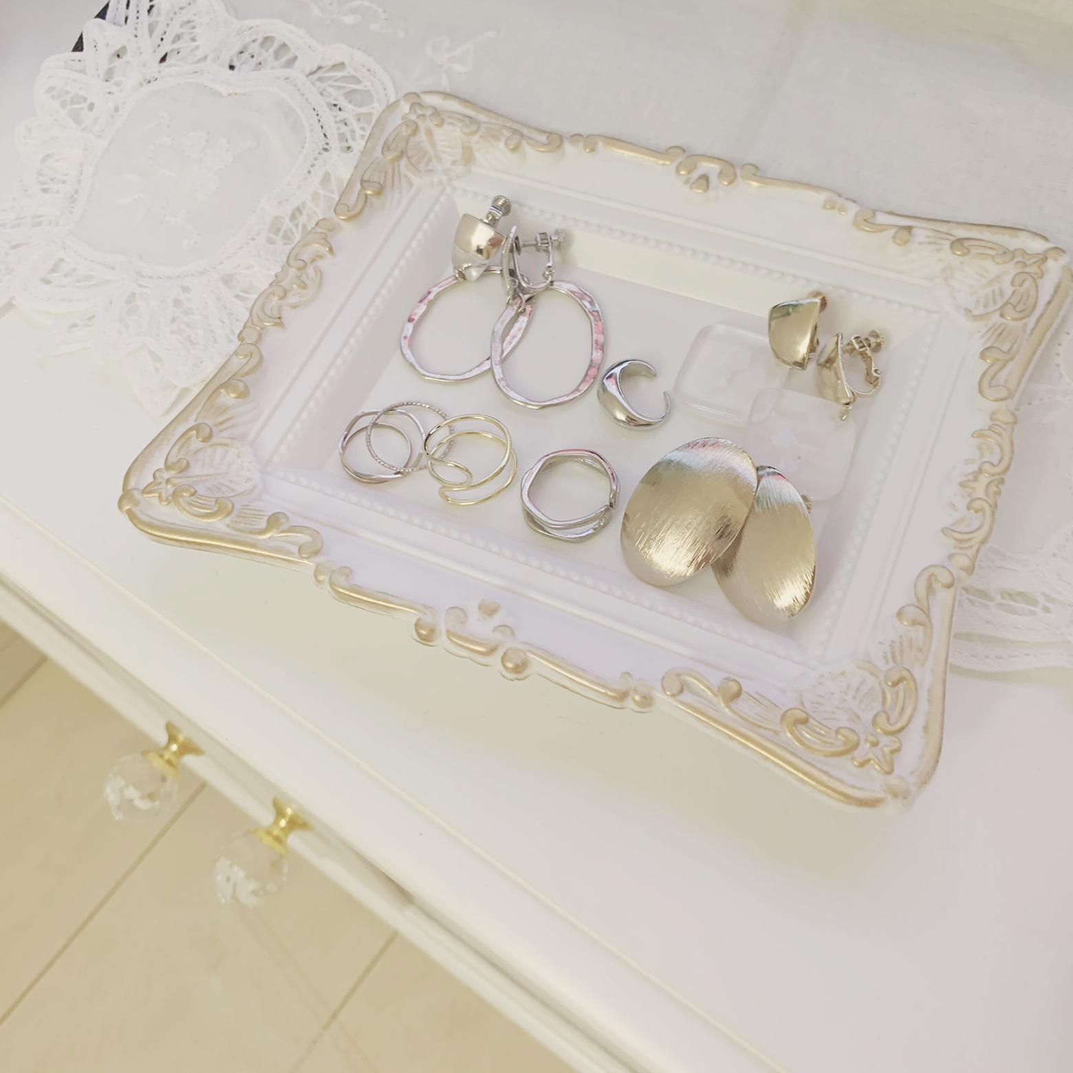 セリアのフレームトレイでおしゃれにアクセサリー収納 ほわいと が投稿したフォトブック Lemon8