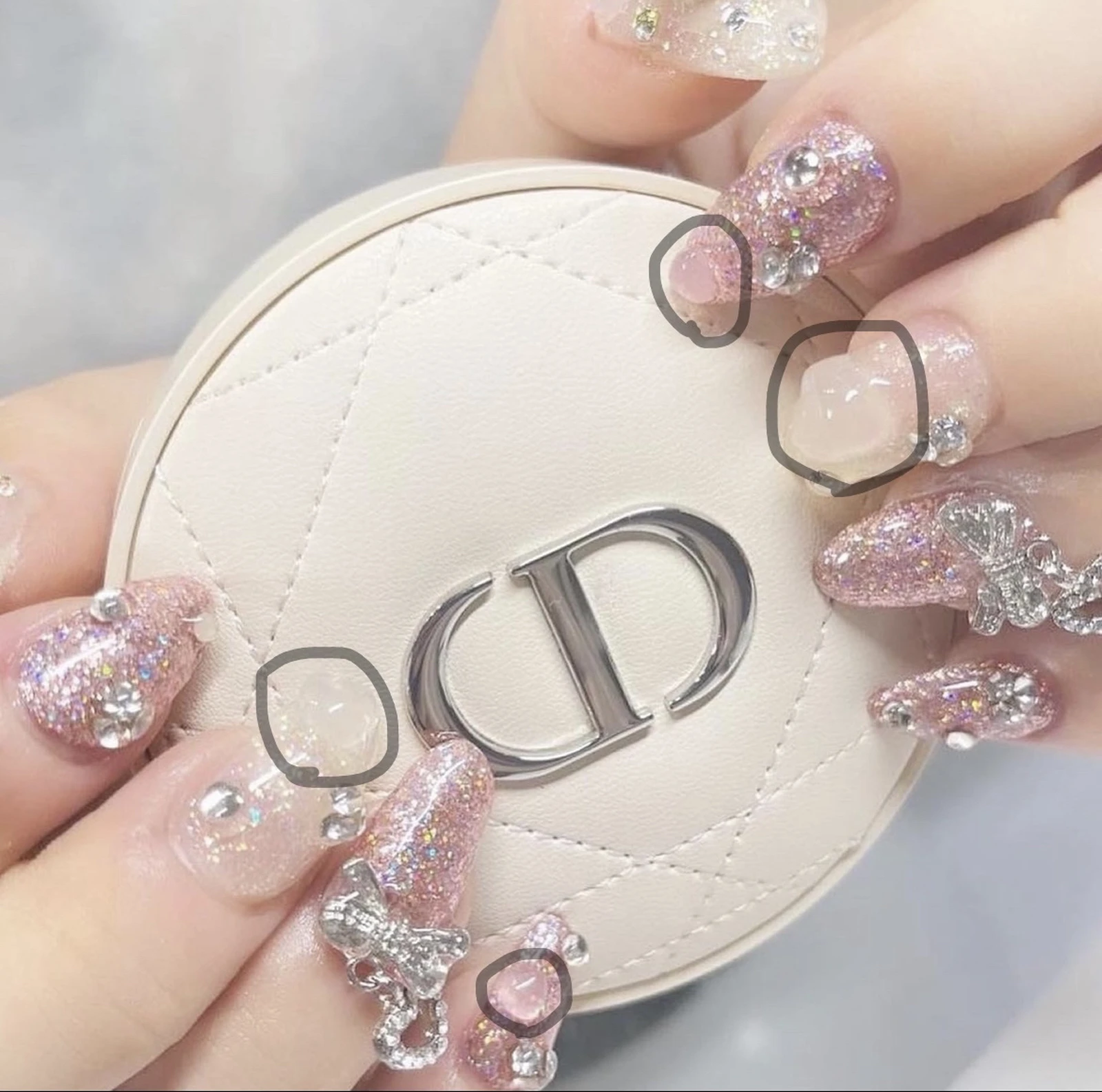 今流行りの場所によって色が変わるハートネイル うつきが投稿したフォトブック Lemon8