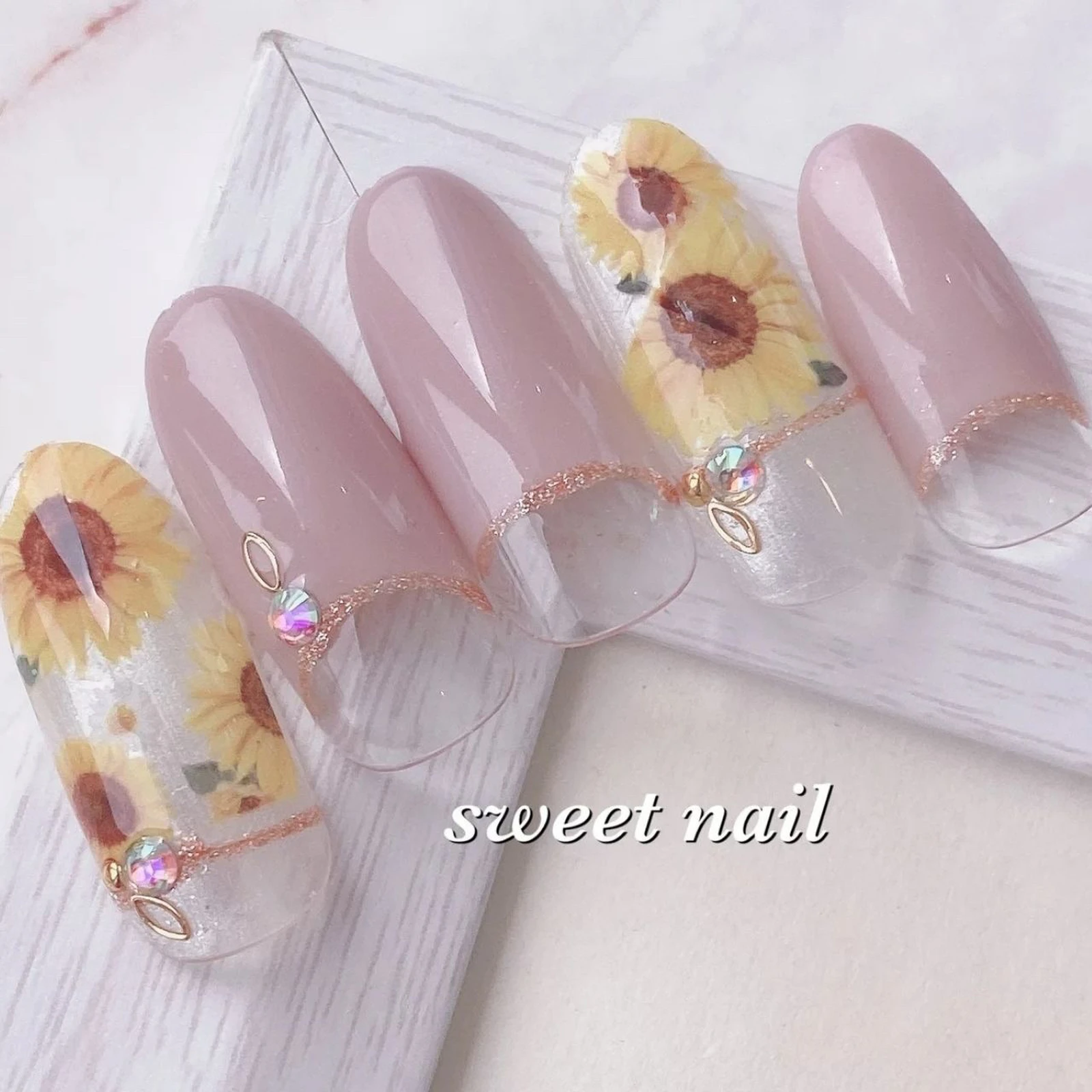 ひまわりネイル 22 ネイルブック公式が投稿したフォトブック Lemon8