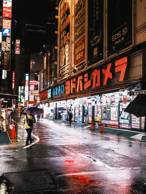 【東京】雨の新宿”ヨドバシカメラ”