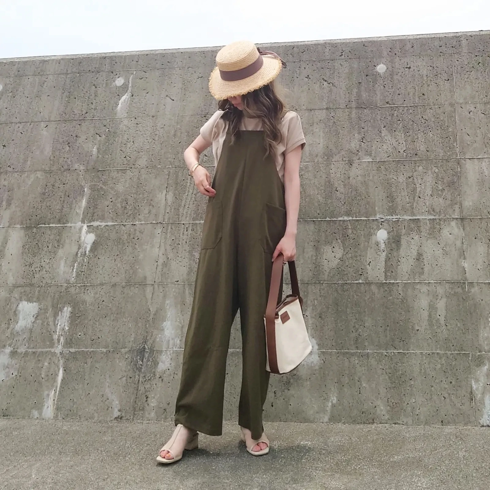 ドリンクコーデチャレンジ カーキ ベージュ大人カジュアルコーデ Yume が投稿したフォトブック Lemon8