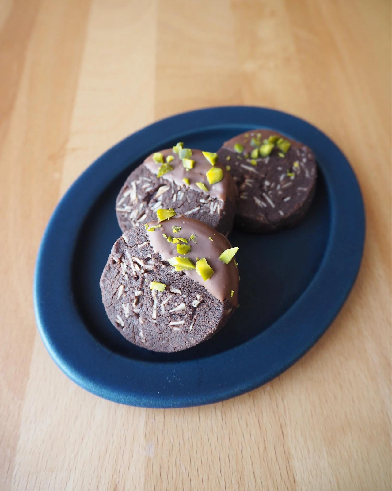 クッキーレシピとラッピング方法 ピスタチオとアーモンドのチョコがけココアクッキー 石野美和が投稿したフォトブック Lemon8