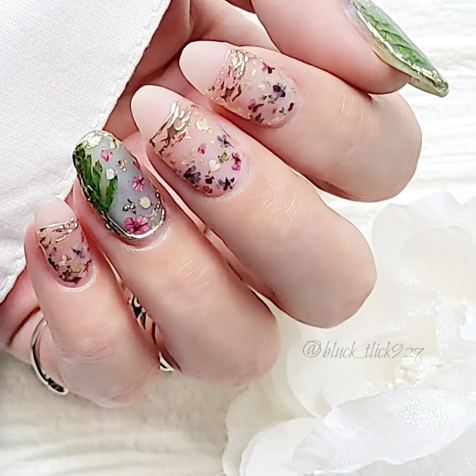 ツヤ マット 押し花ネイル𓂃 𓈒𓏲𓆸 Mikarin513が投稿したフォトブック Lemon8