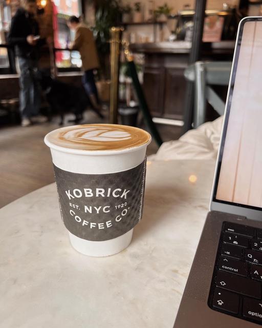 【ニューヨーク】美味しいコーヒー片手にのんびり過ごせるカフェ『Kobrick Coffee Co.』