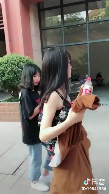 Buzzvideo Story 着ぐるみ 女性 汗
