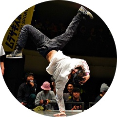 ブレイクダンスとアクロバット