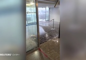 病院の玄関にたたきつける雹、フランスで荒れた天候（字幕・18日）| BuzzVideoバズビデオ