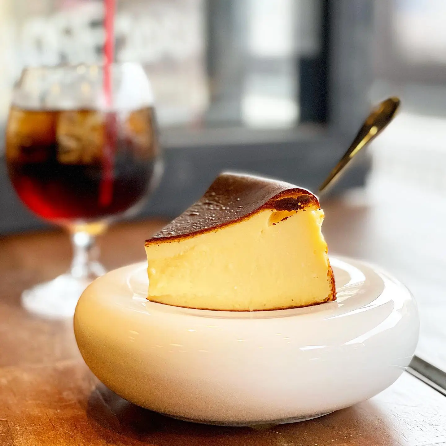 京都 不思議なお皿の濃厚バスクチーズケーキ ガストロメソンチュレタ デパ地下のまおさんが投稿したフォトブック Lemon8