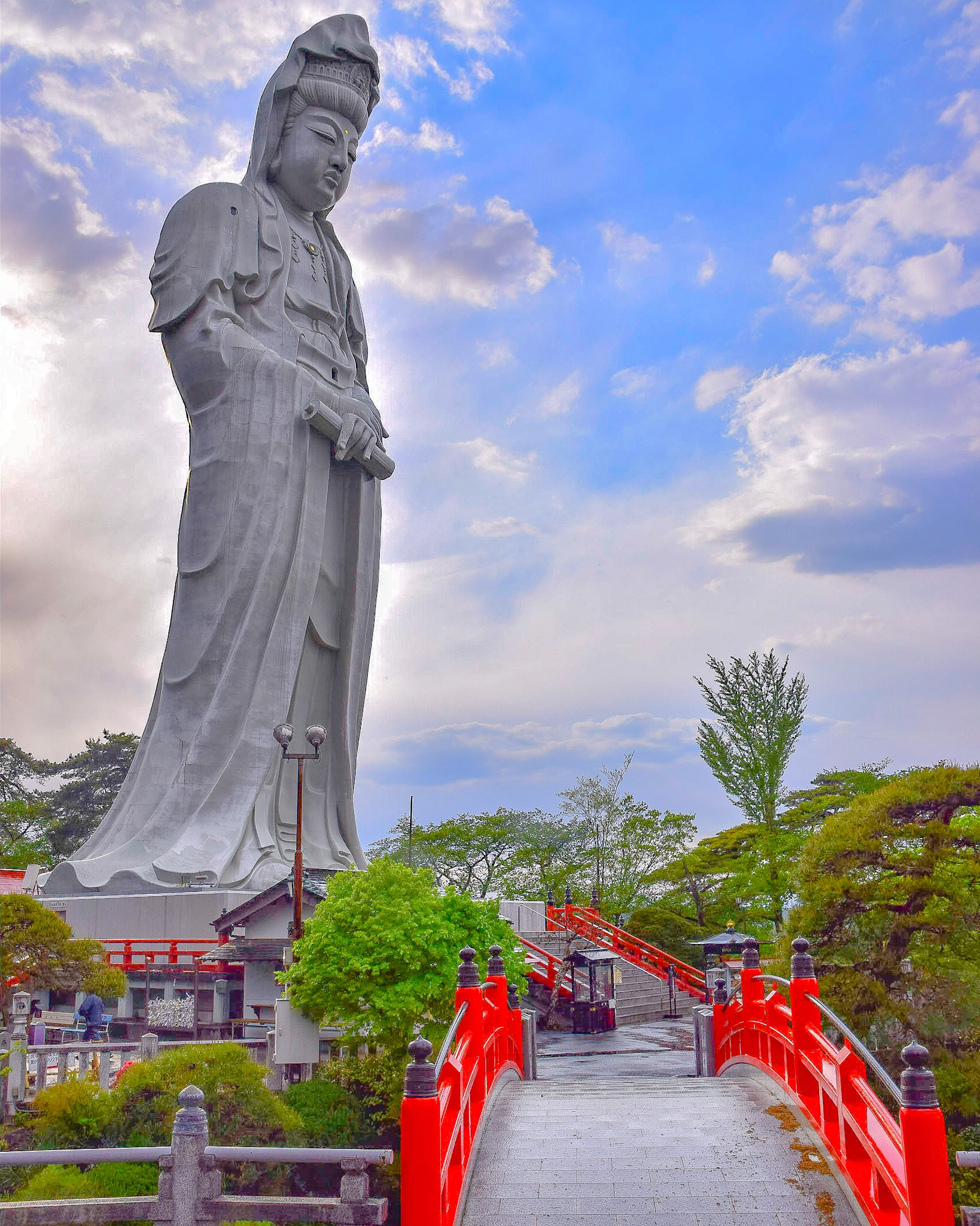 掛軸 横山大観『岩上白衣観音菩薩像図』天山賛 絹本 箱付 掛け軸