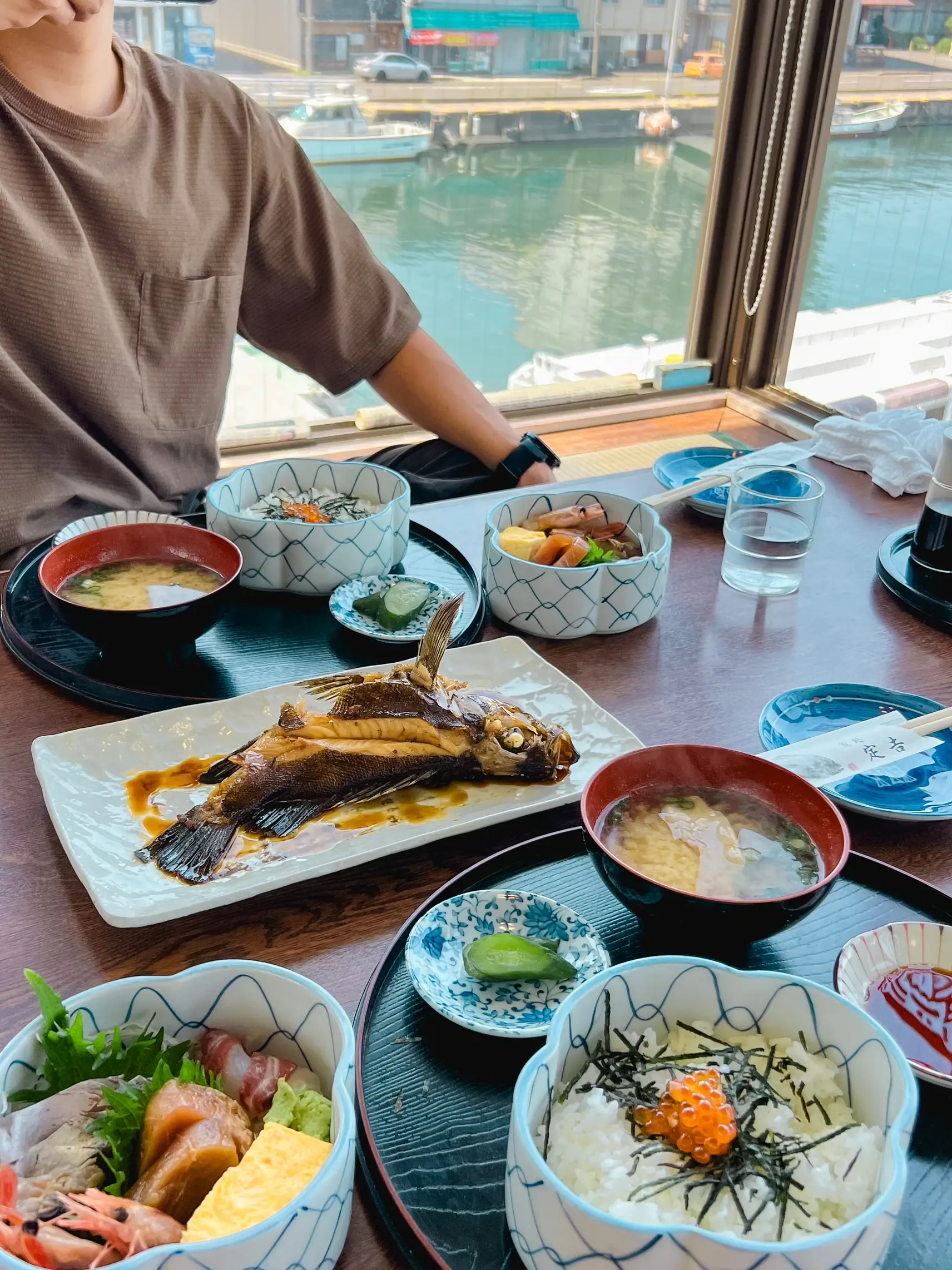 敦賀で穴場ランチ 海を見ながら海鮮丼を食べる 旅キャンが投稿したフォトブック Lemon8