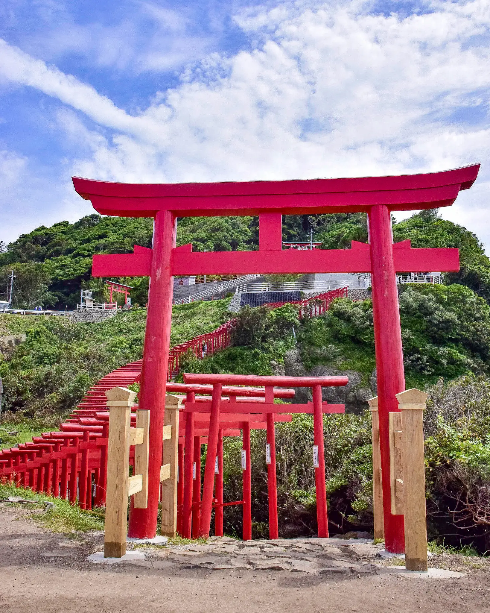 赤 青 緑のコントラストが美しい 山口県 元乃隅神社 Jptravelerspicが投稿したフォトブック Lemon8