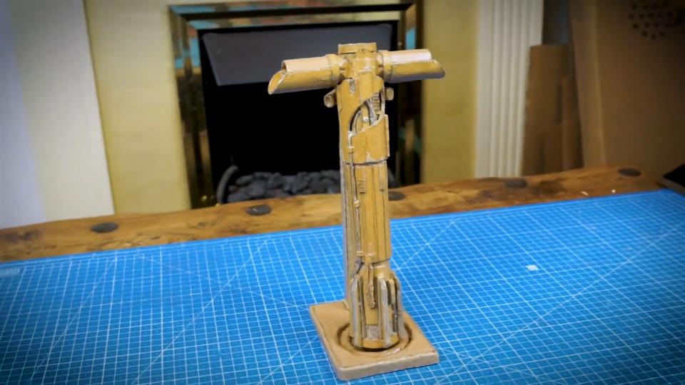 ダンボール工作 スターウォーズのライトセーバー この作り方