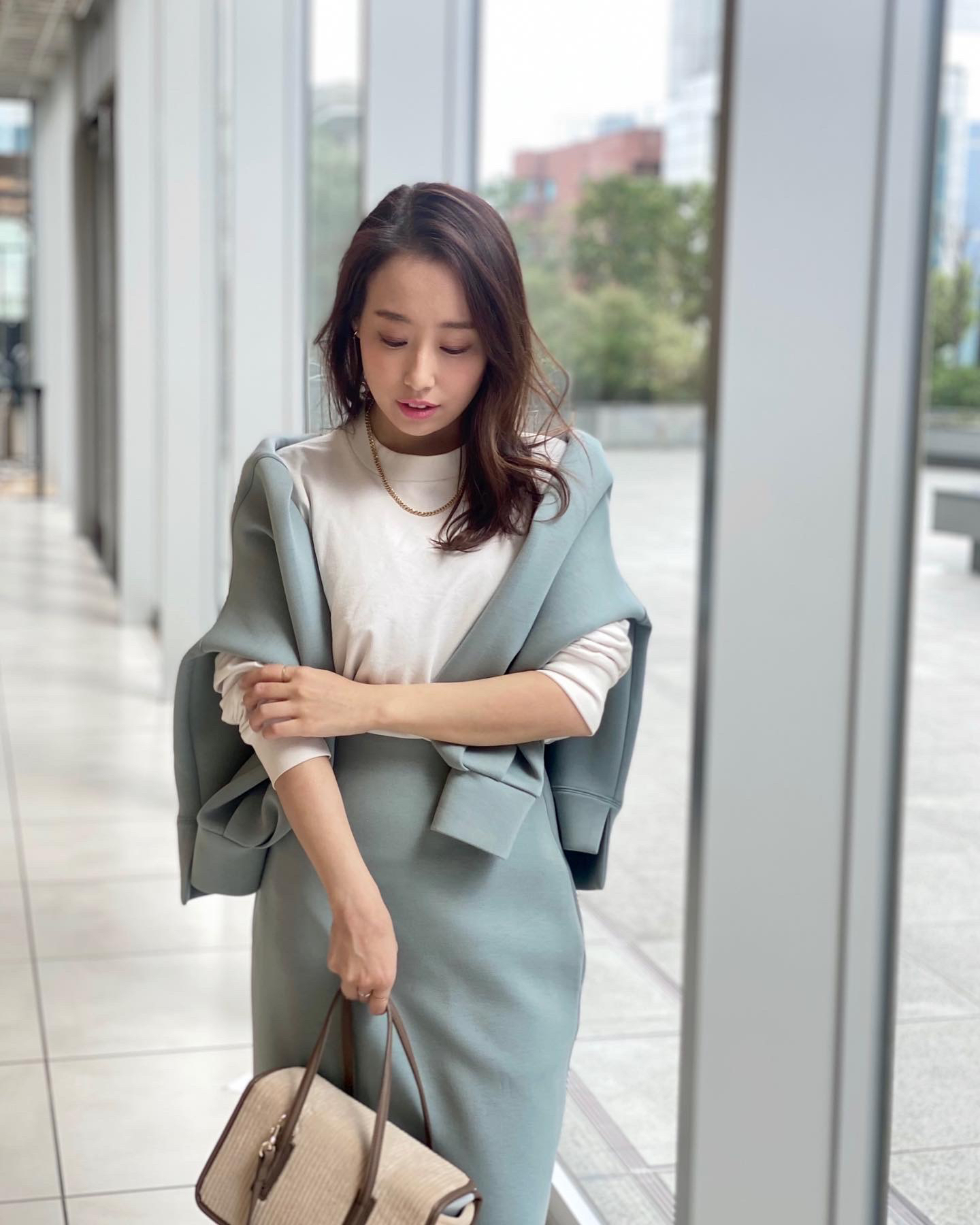 くすみブルー この春本命カラー カットアップで大人カジュアルコーデ 阿部早織が投稿したフォトブック Sharee