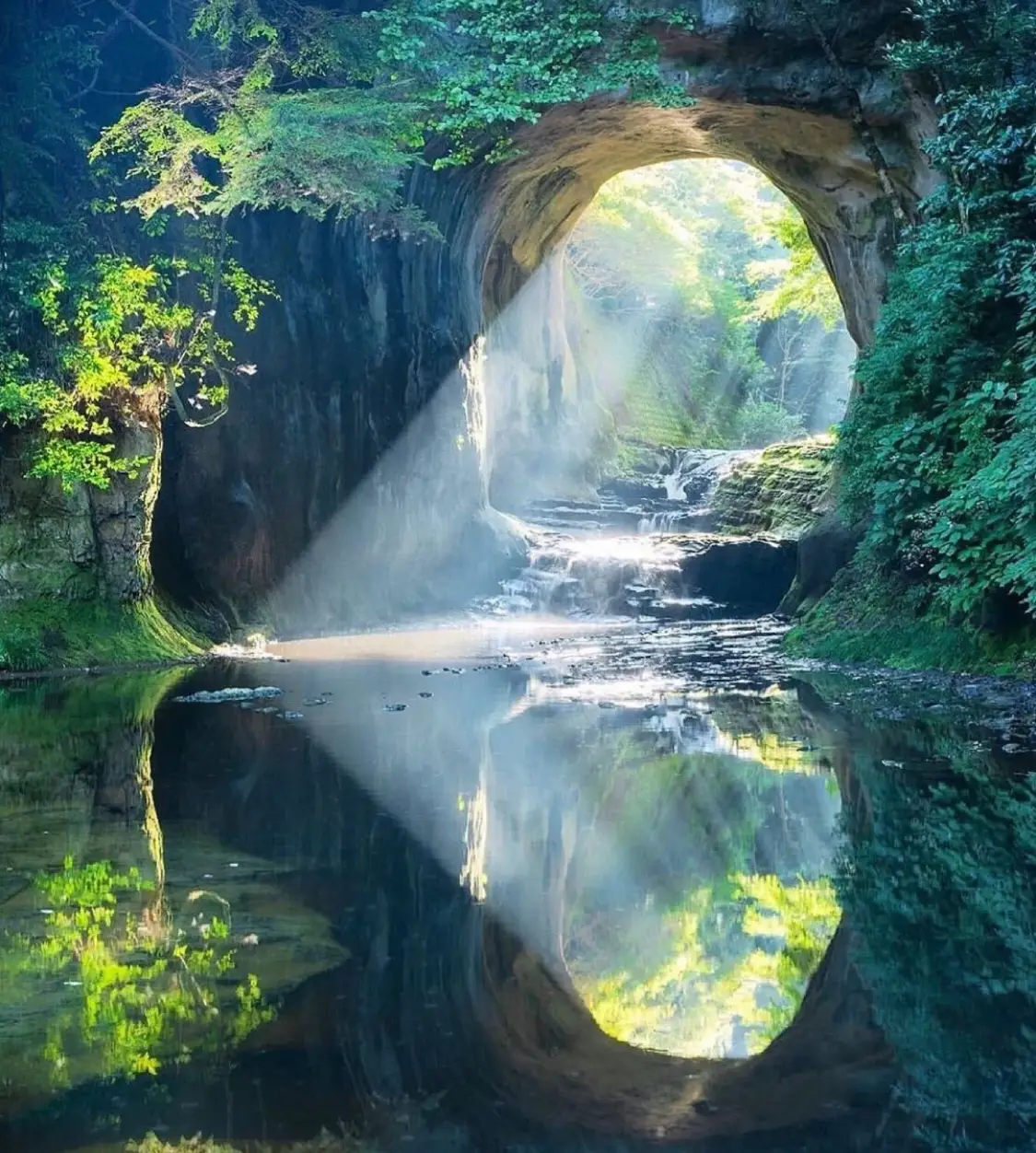 日本で最も幻の景色✨✨ハート形の光がある滝の画像 (1枚目)