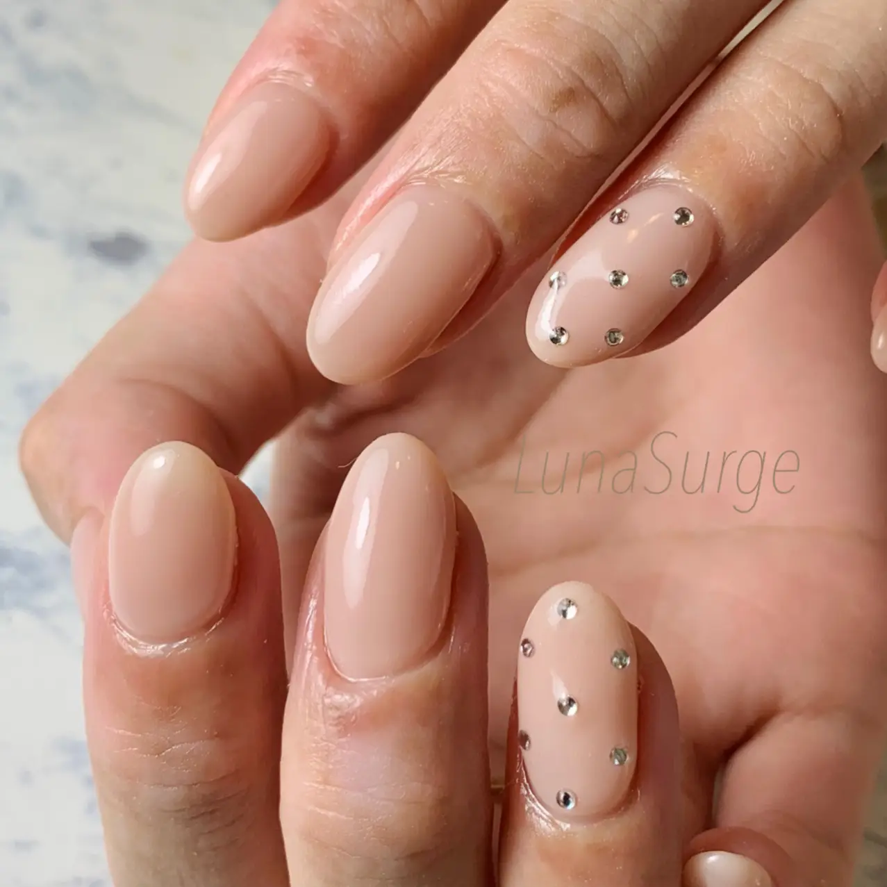 ワンカラー 薬指のストーンがポイント オフィスネイルにおすす Nail Lunasurgeが投稿したフォトブック Lemon8