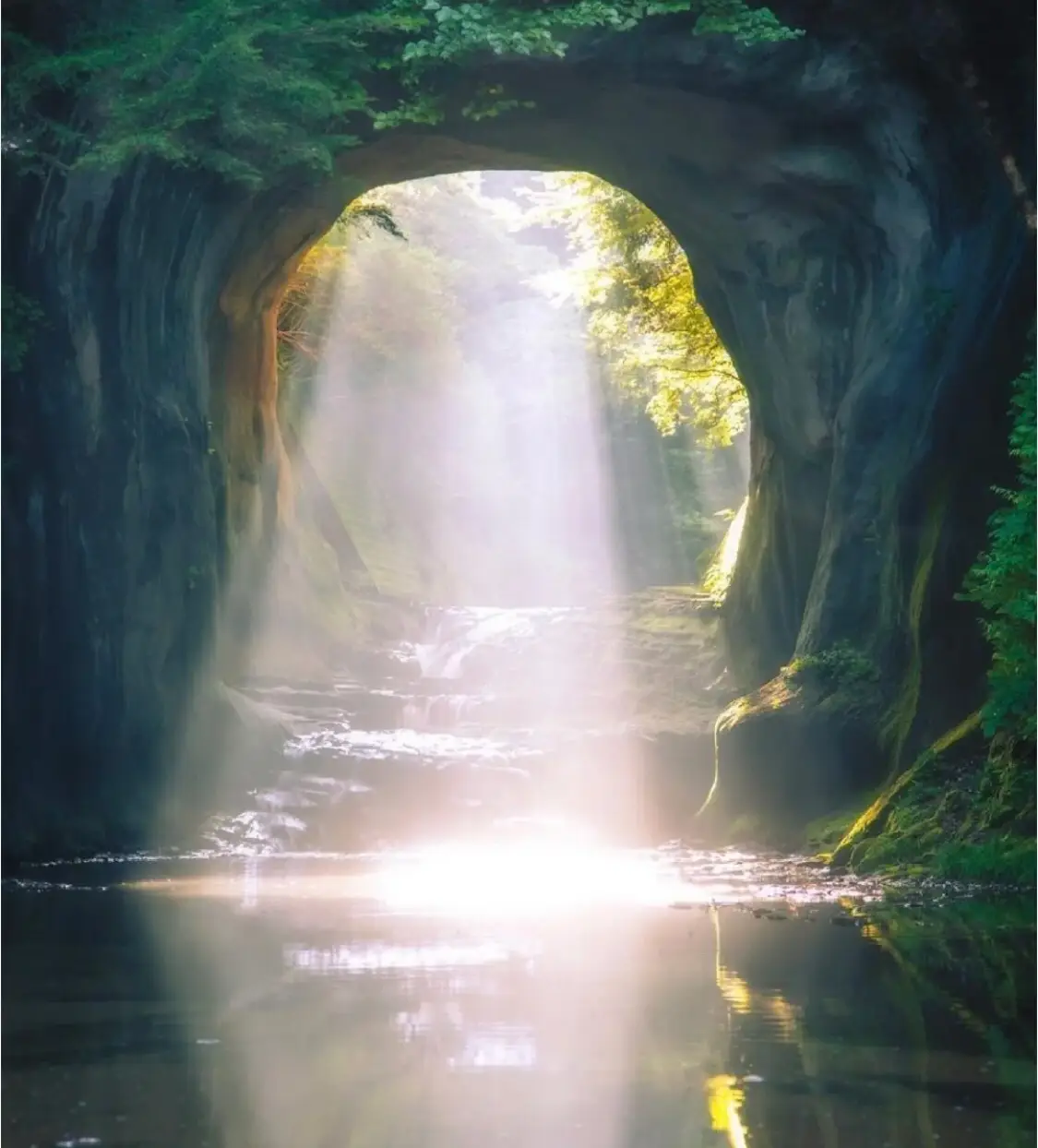 日本で最も幻の景色✨✨ハート形の光がある滝の画像 (2枚目)
