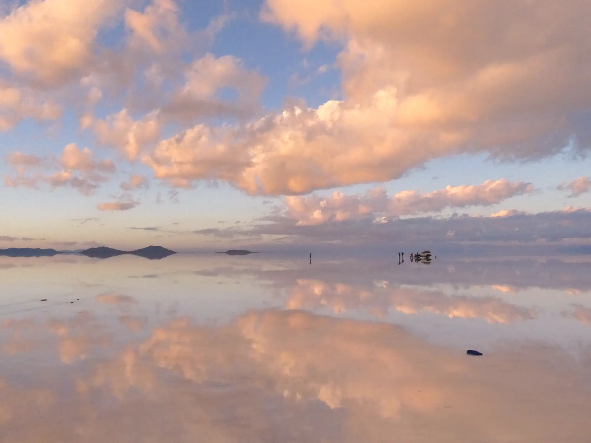 【まるで天国！】奇跡の絶景ウユニ塩湖の画像 (3枚目)