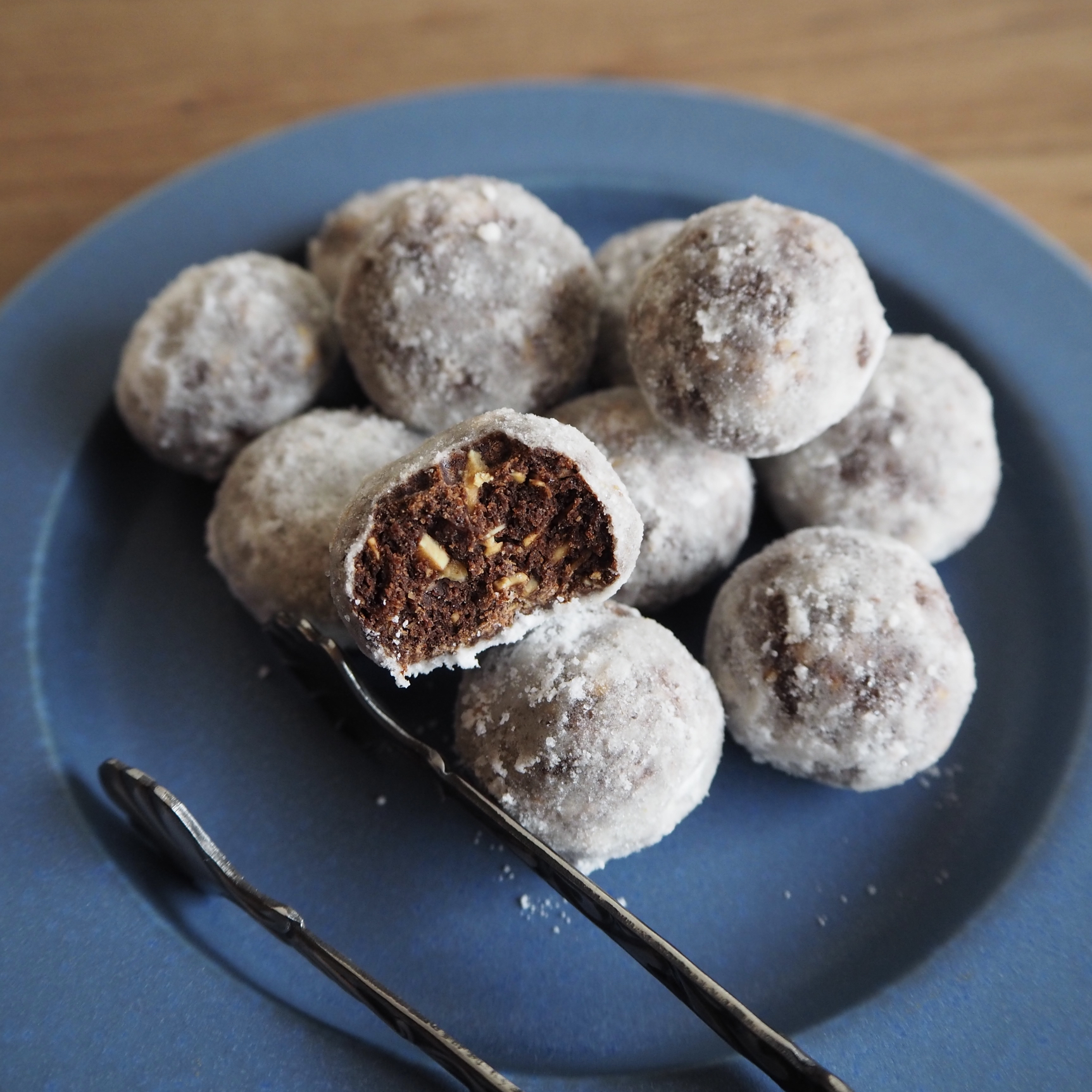 【夏の手土産に最適】ココアアーモンドスノーボールクッキーのレシピ | 石野美和が投稿したフォトブック | Lemon8