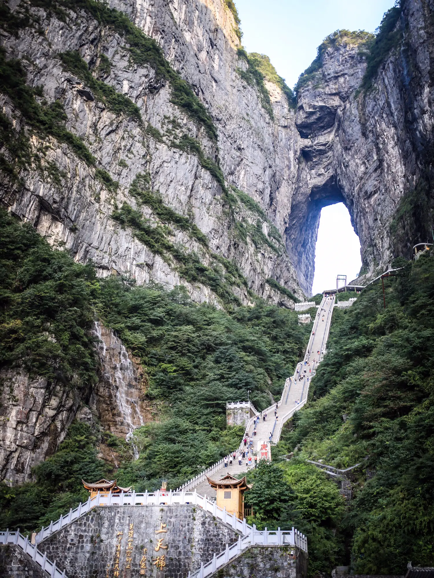 中国 天につづく999段の階段 天門山の絶景 3つ星trip 世界一周夫婦が投稿した記事 Lemon8