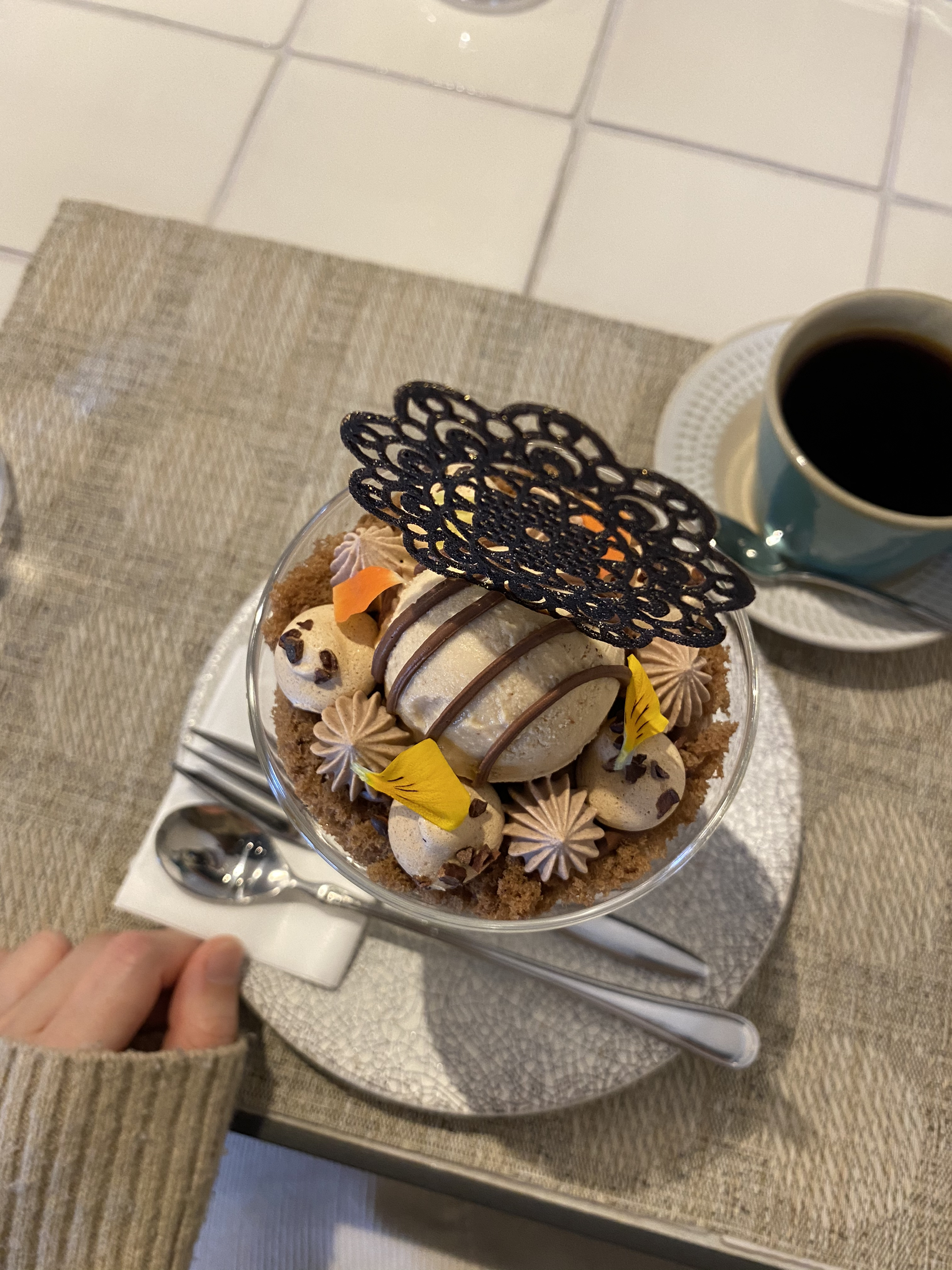 デザートカフェハチドリ 逗子 芸術的すぎる これがチョコバナナパフェとは しまスイーツイラストレーターが投稿したフォトブック Lemon8