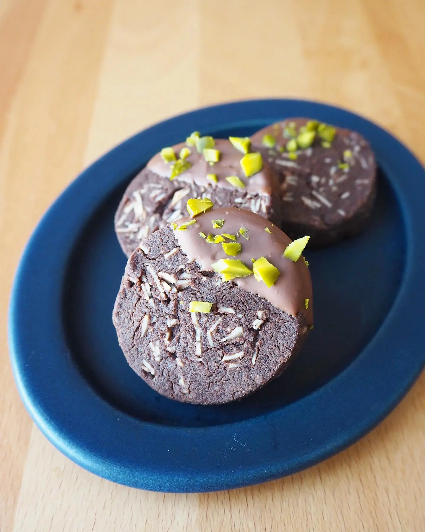 【クッキーレシピとラッピング方法】ピスタチオとアーモンドのチョコがけココアクッキーの画像 (2枚目)