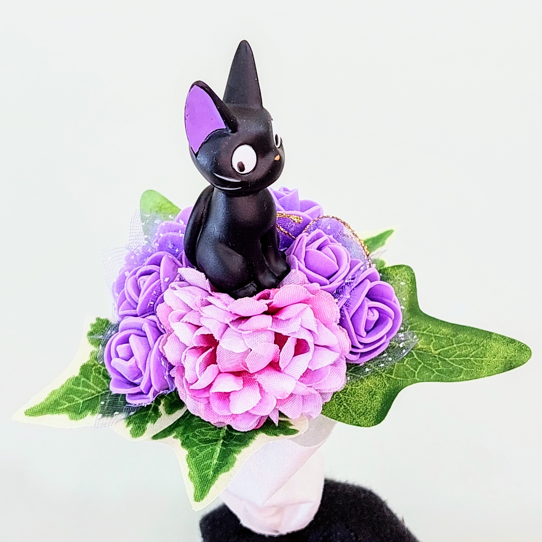 爆売りセール開催中 ジブリ 魔女の宅急便 ジジ フラワー かわいい 花 ギフト サプライズ プレゼント 送別 入学 生花アレンジメント 誕生日 お祝い 記念日 ジジ赤リボン送別 父の日 Zurique Com Br