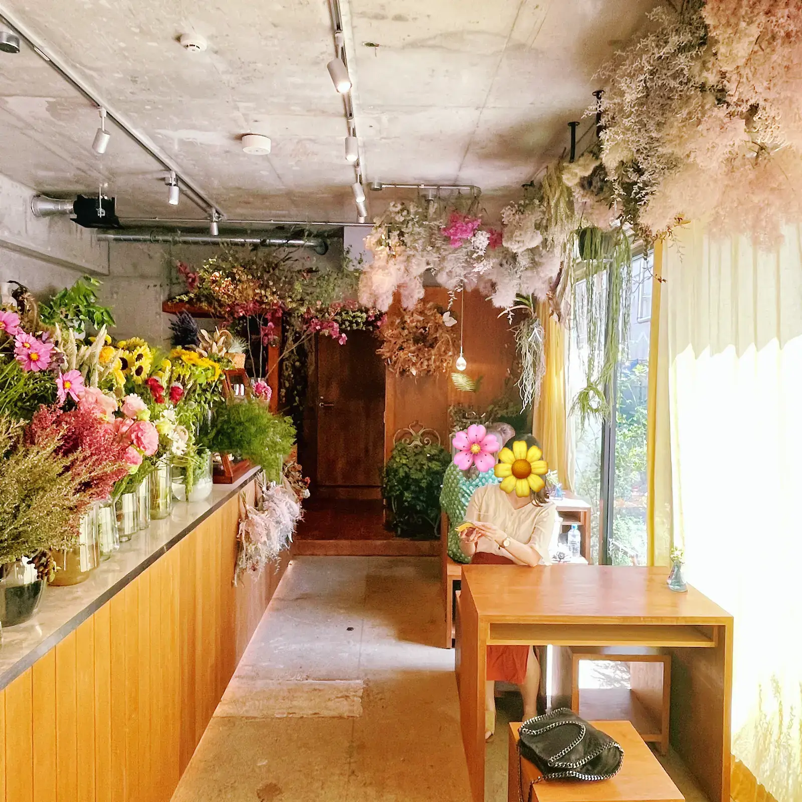 新宿カフェ お花に囲まれたソウルに本店のあるカフェ 25icec が投稿したフォトブック Lemon8