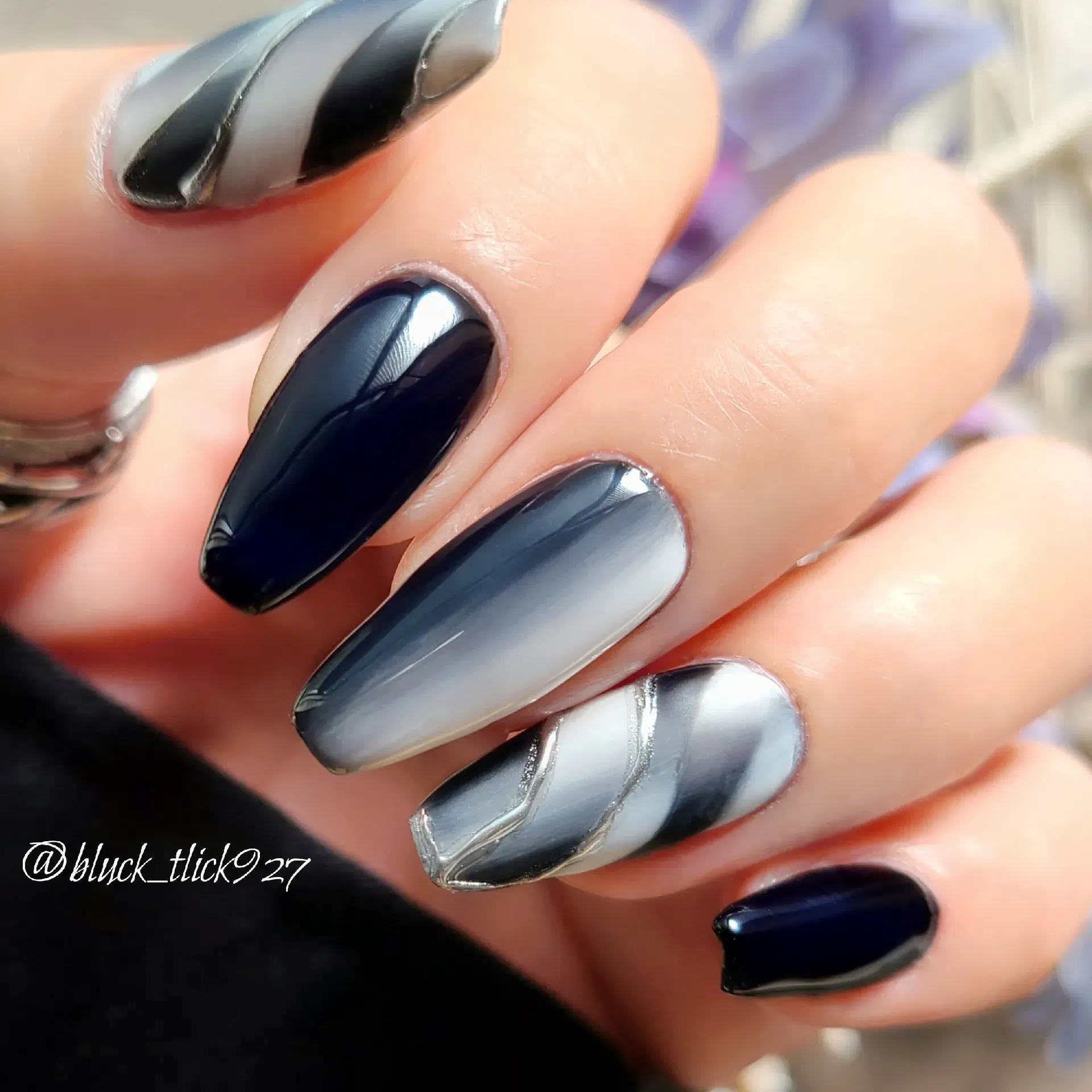 白 黒 オンブレネイル Mikarin513が投稿したフォトブック Lemon8