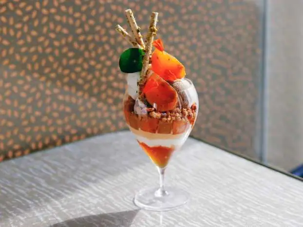 【エンポリオ アルマーニ カフェ】10月限定の｢柿とチャイのパフェ｣を発売♡の画像 (1枚目)