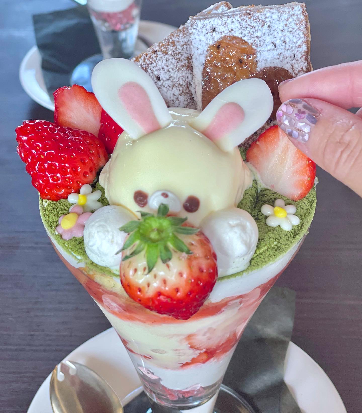 ひょっこり顔を出したうさちゃん がかわいい リバージュ鳳店のいちごパフェ Akaneが投稿したフォトブック Lemon8