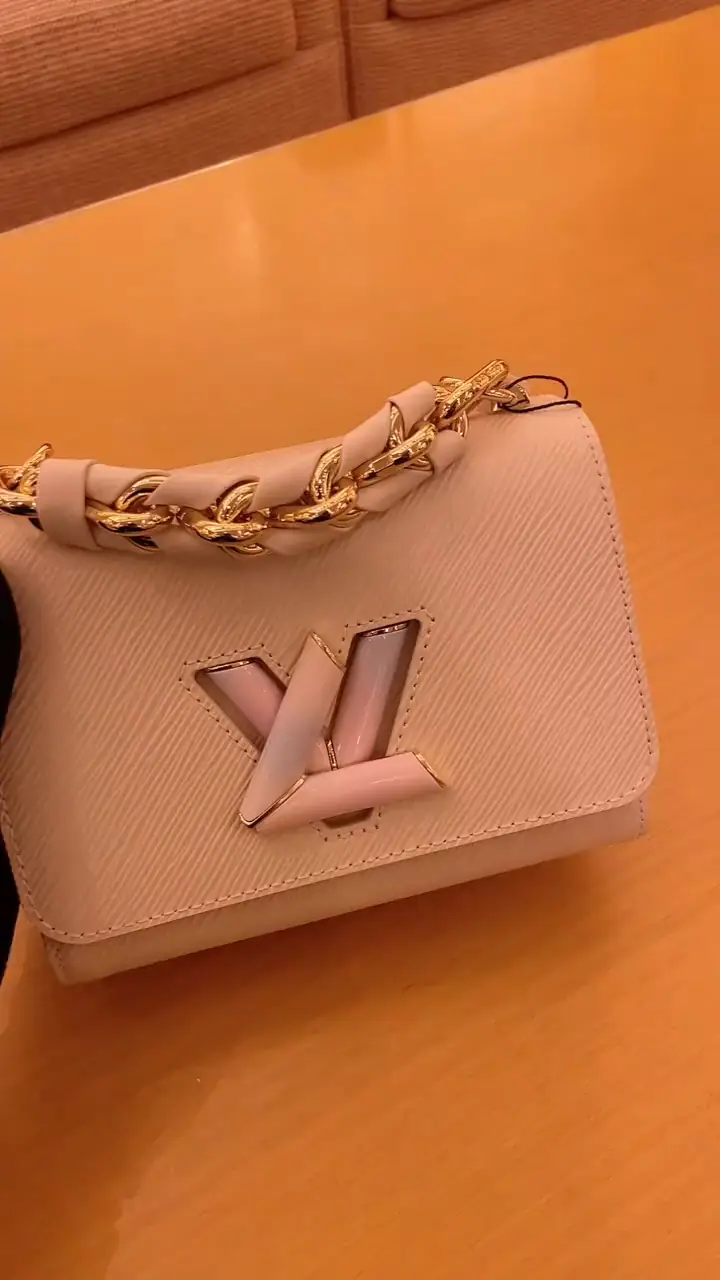 LV Twist MM Bag Unboxing and Modeling Shots, Louis Vuitton Twist Epi  Leather
