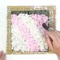春の助六弁当　春の巻き寿司の作り方|白い酢飯と桜でんぶを混ぜたピンク色の酢飯を斜めに敷いていくの画像