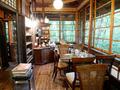 【軽井沢】緑に囲まれた絶景席で頂く、どこか懐かしい気持ちになるカフェ|店内の画像