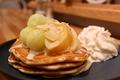 桃とメロンを一度に味わえるパンケーキと、ブックコーディネーターが選ぶオススメ本で過ごす、ゆったり時間の画像