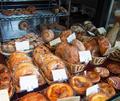 住宅街の中にあるパンの名店「まちのパーラー」の画像