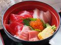 東京湾を眺めながら海鮮丼が食べられる店「マグロ卸のマグロ丼の店」の画像
